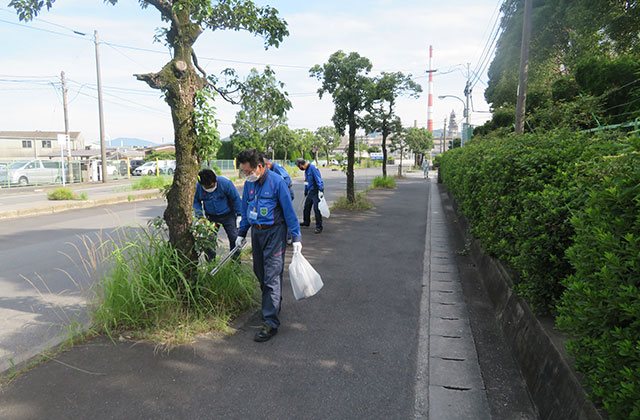 5S活動構外清掃の様子（南陽事業所）